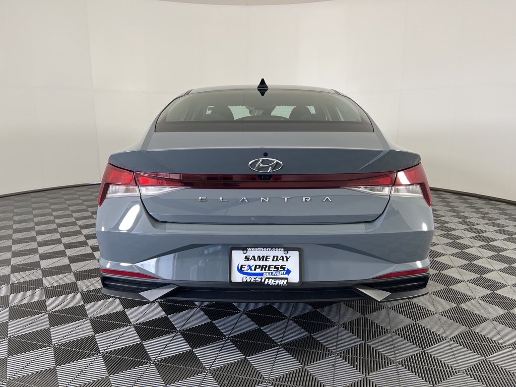2022 Hyundai Elantra SEL photo 4