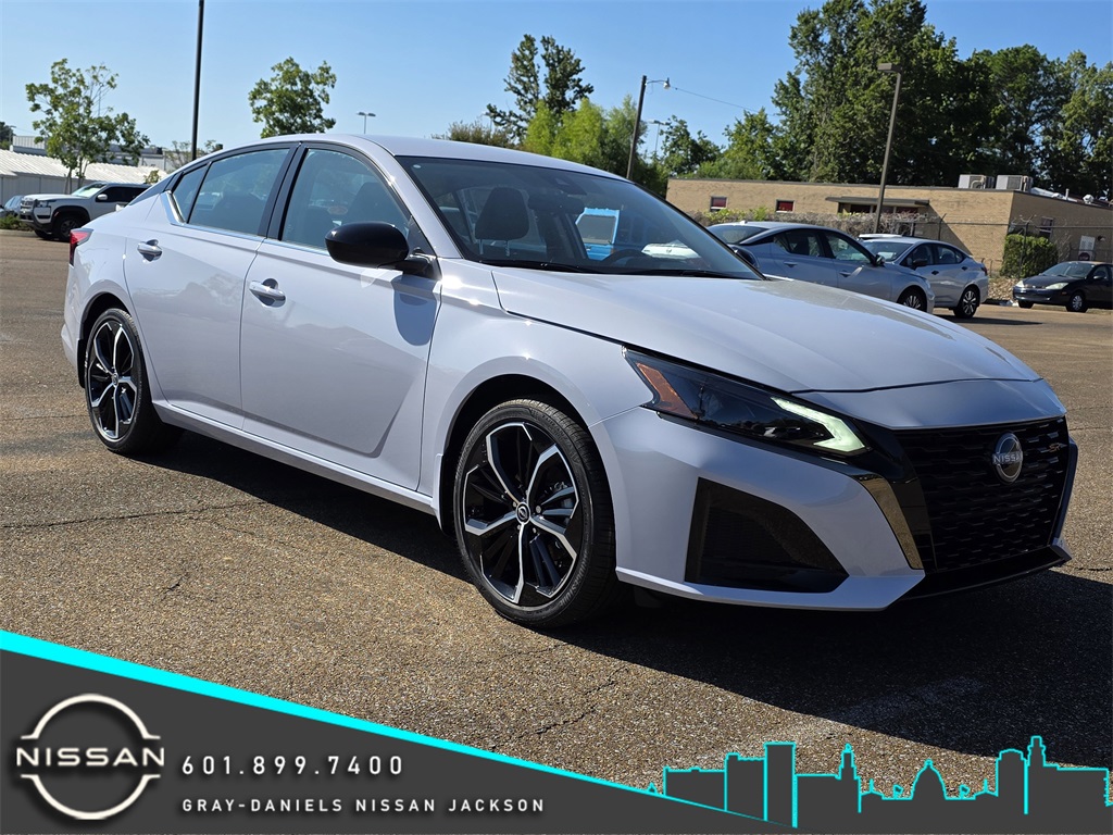 2025 Nissan Altima SR's photo