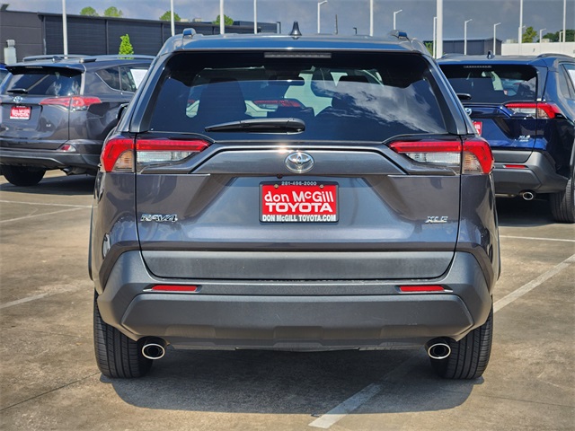 2020 Toyota RAV4 XLE photo 4