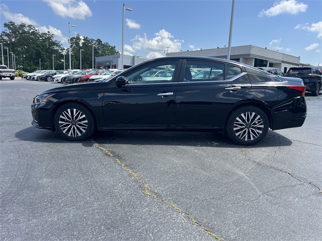 2023 Super Black Clearcoat Nissan Altima 2.5 SV FWD Sedan