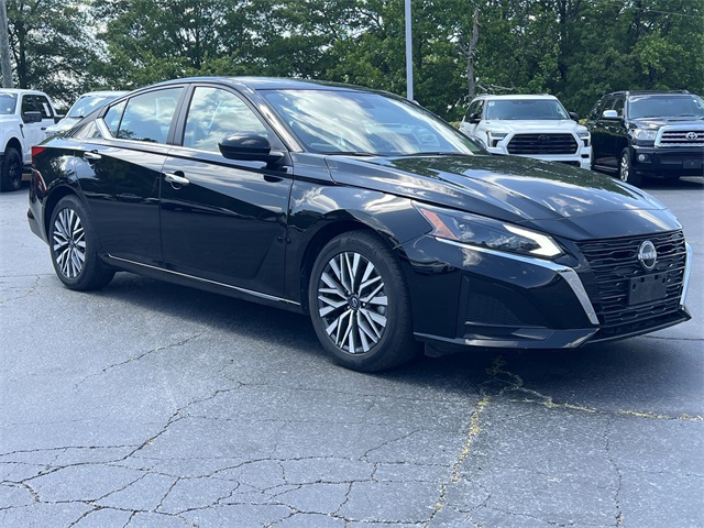 2023 Super Black Clearcoat Nissan Altima 2.5 SV FWD Sedan