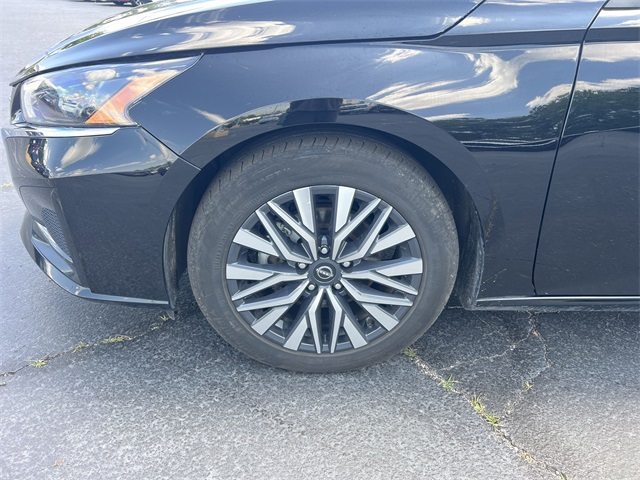 2023 Super Black Clearcoat Nissan Altima 2.5 SV FWD Sedan