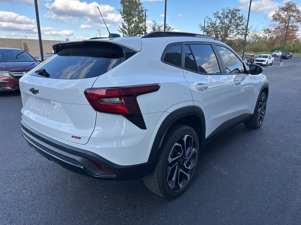 2024 Chevrolet Trax photo 2