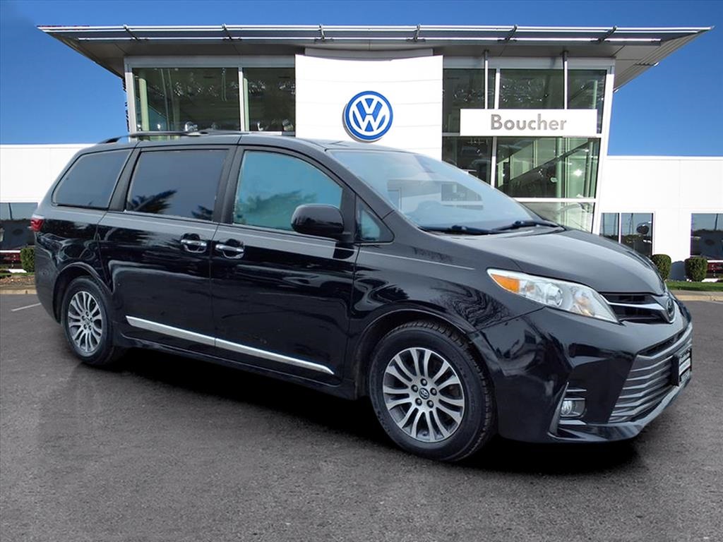 2018 Toyota Sienna XLE's photo