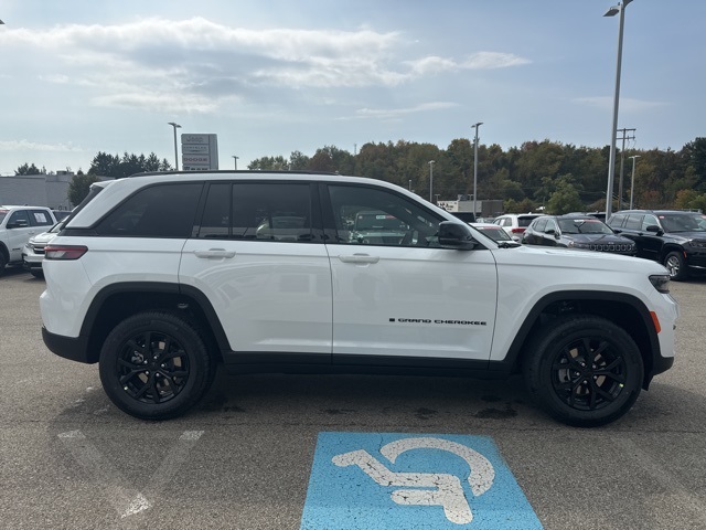2025 Jeep Grand Cherokee Altitude photo 4