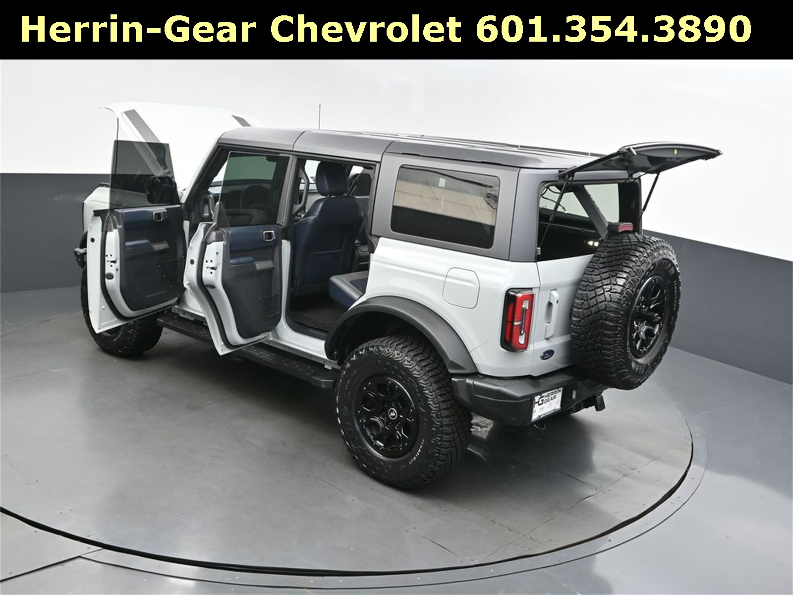 2021 Ford Bronco First Edition photo 2