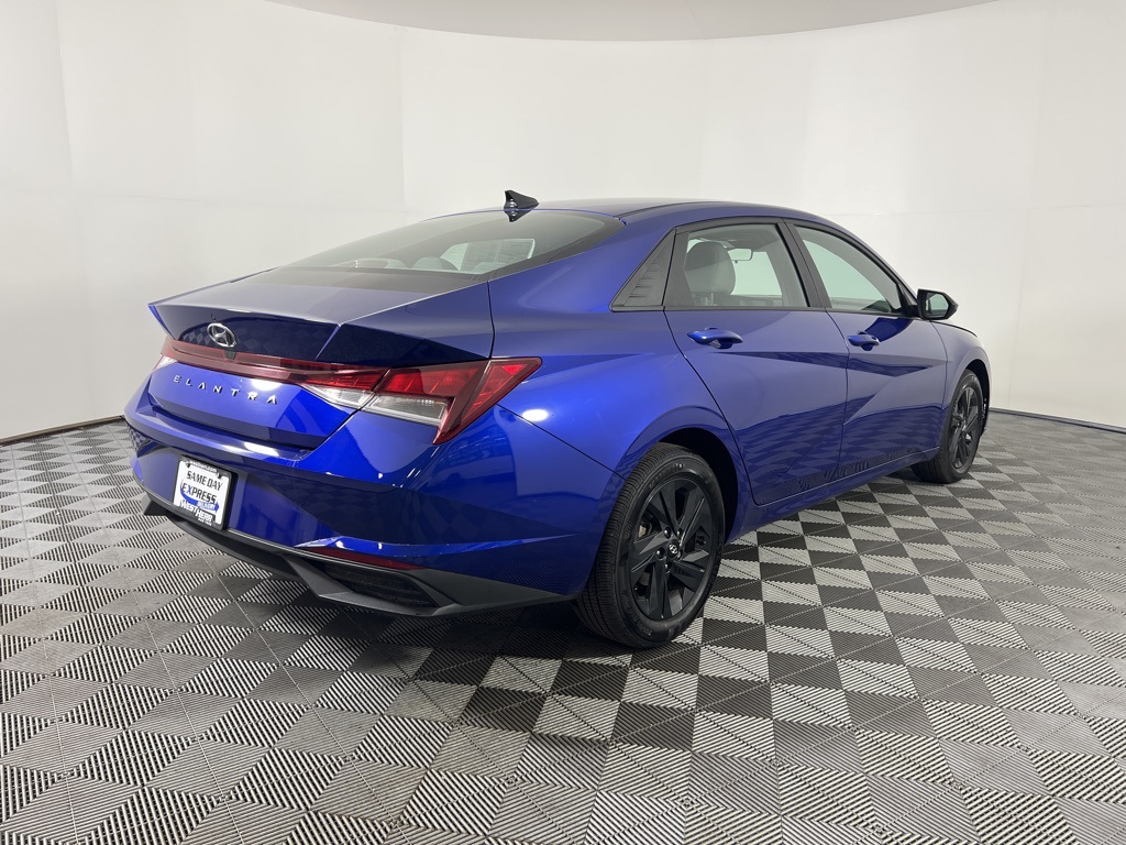 2022 Hyundai Elantra SEL photo 3