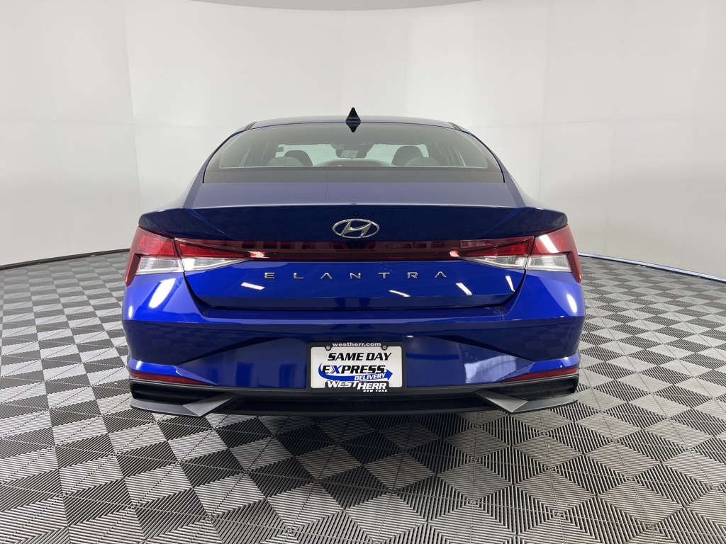 2022 Hyundai Elantra SEL photo 4
