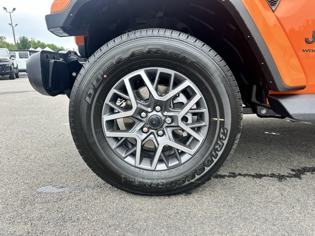 2025 Jeep Wrangler Sahara photo 28