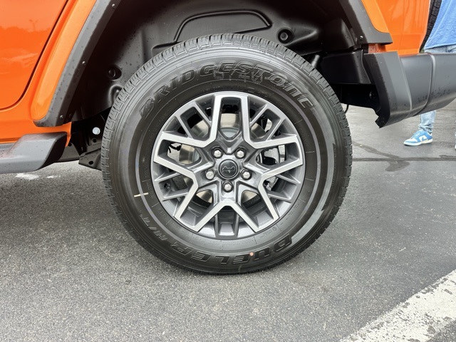 2025 Jeep Wrangler Sahara photo 29