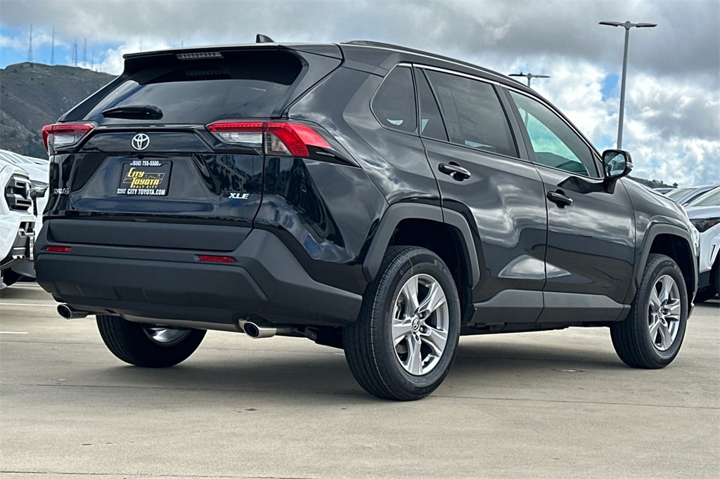 2025 Toyota RAV4 XLE photo 4