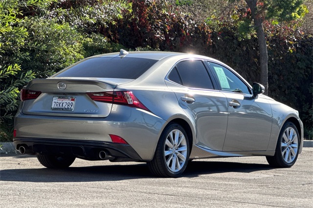 2016 Lexus IS 200t photo 4