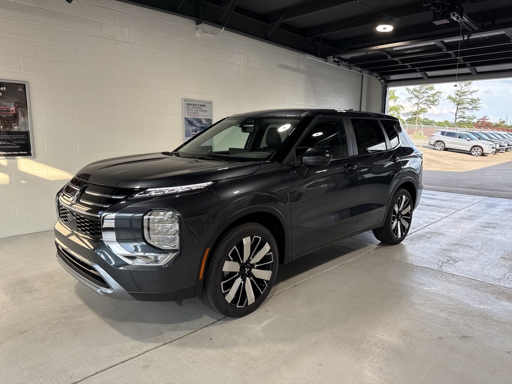 2025 Mitsubishi Outlander SE's photo