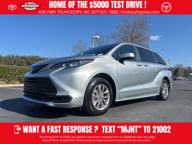 2025 Toyota Sienna LE's photo