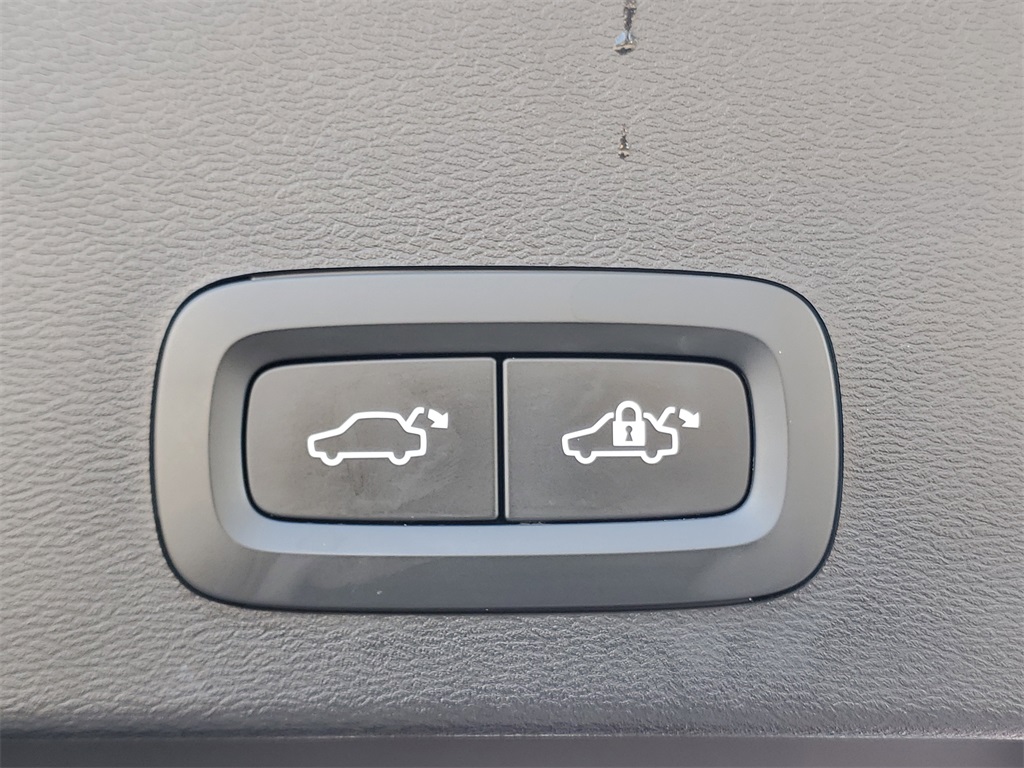 used 2021 Volvo XC40 car, priced at $19,595