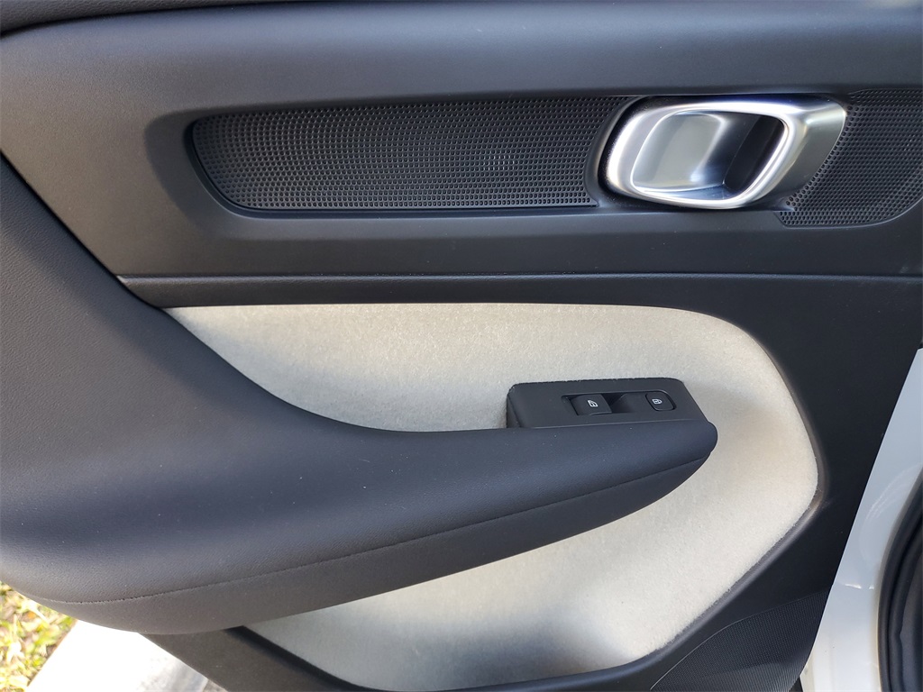 used 2021 Volvo XC40 car, priced at $19,595