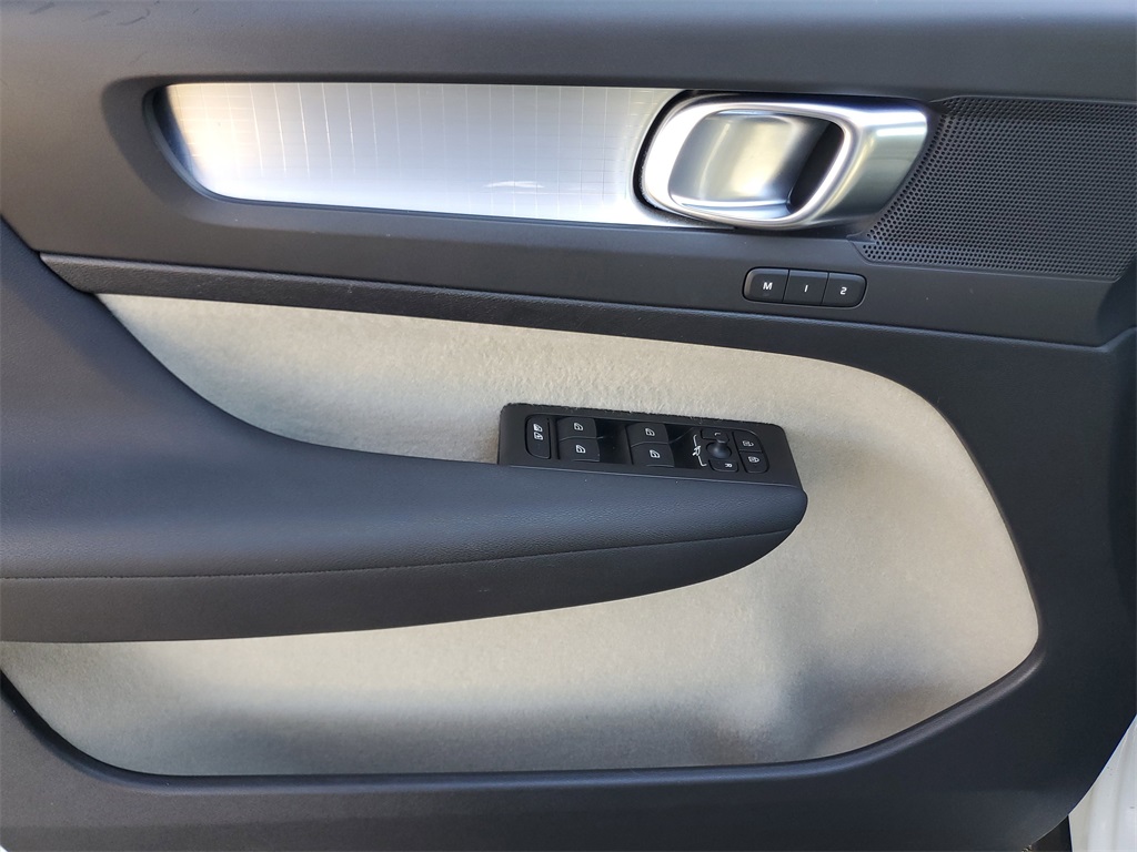 used 2021 Volvo XC40 car, priced at $19,595