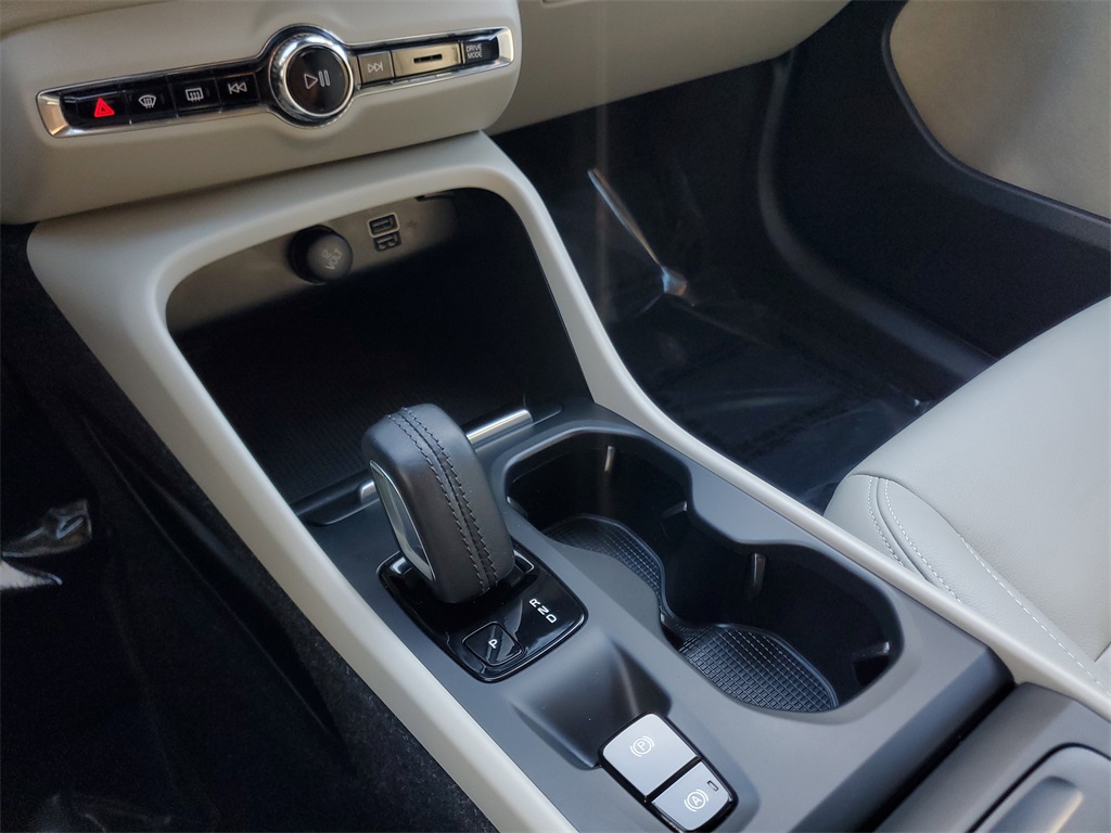 used 2021 Volvo XC40 car, priced at $19,595