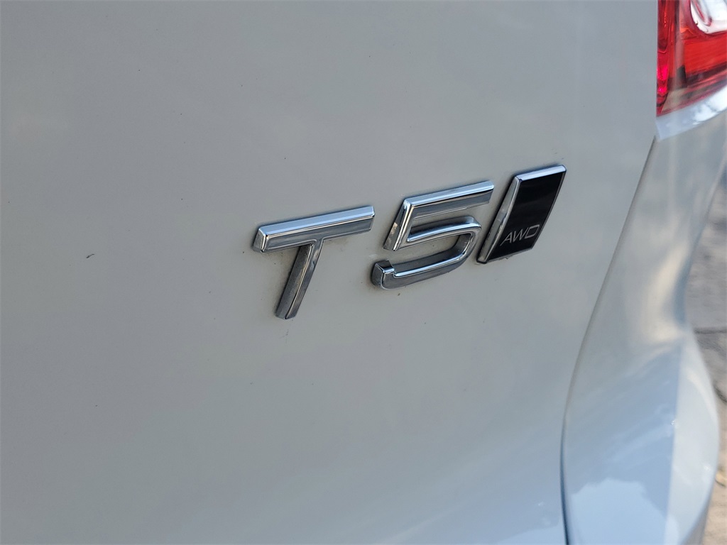 used 2021 Volvo XC40 car, priced at $19,595