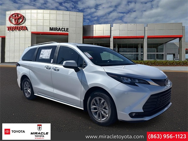 2025 Toyota Sienna XLE's photo
