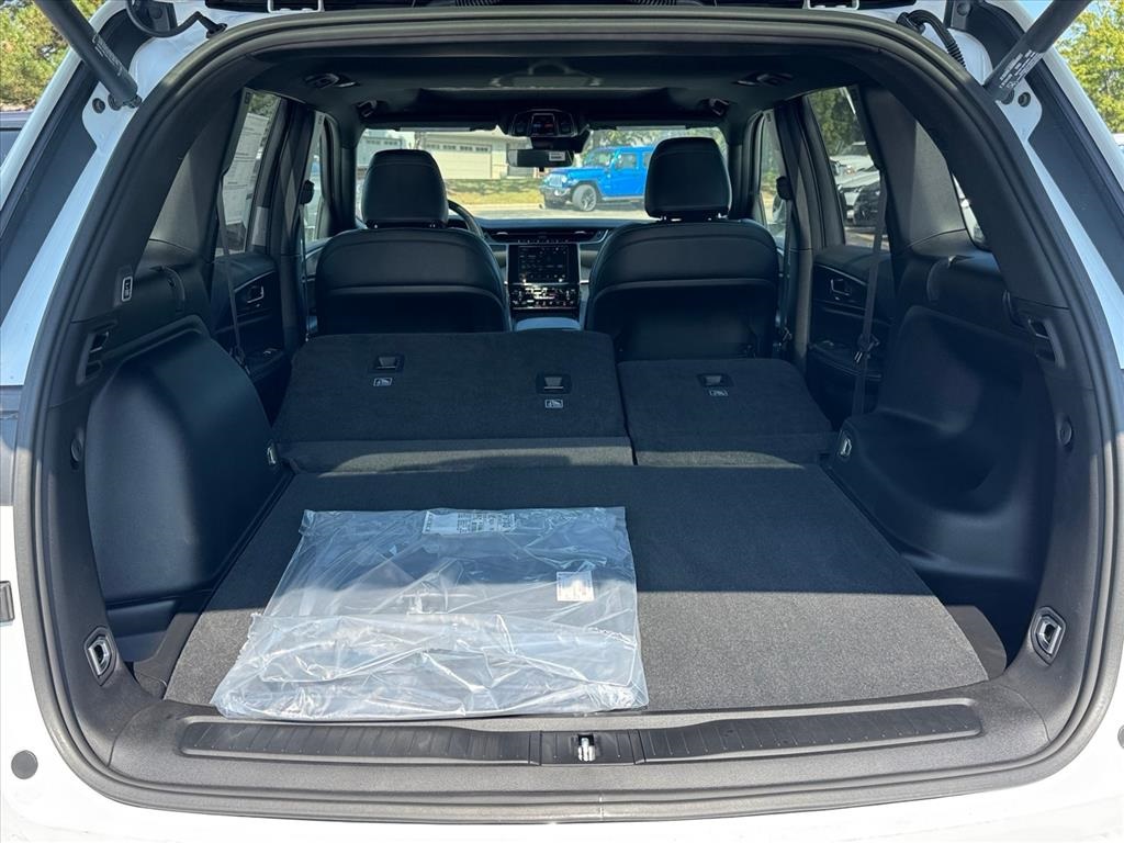 2025 Jeep Grand Cherokee Altitude X photo 2