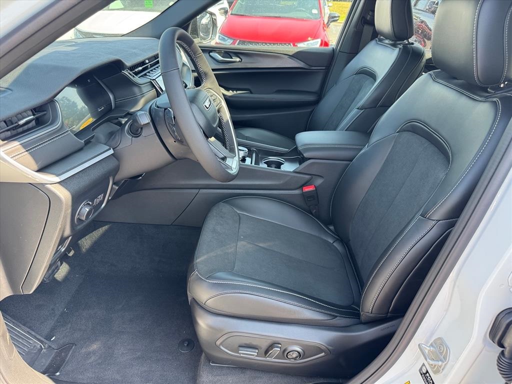 2025 Jeep Grand Cherokee Altitude X photo 4