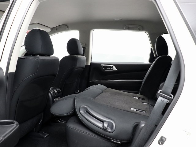 2019 Nissan Pathfinder S photo 13