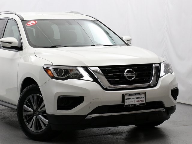2019 Nissan Pathfinder S photo 2