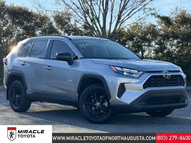 2025 Toyota RAV4 LE's photo