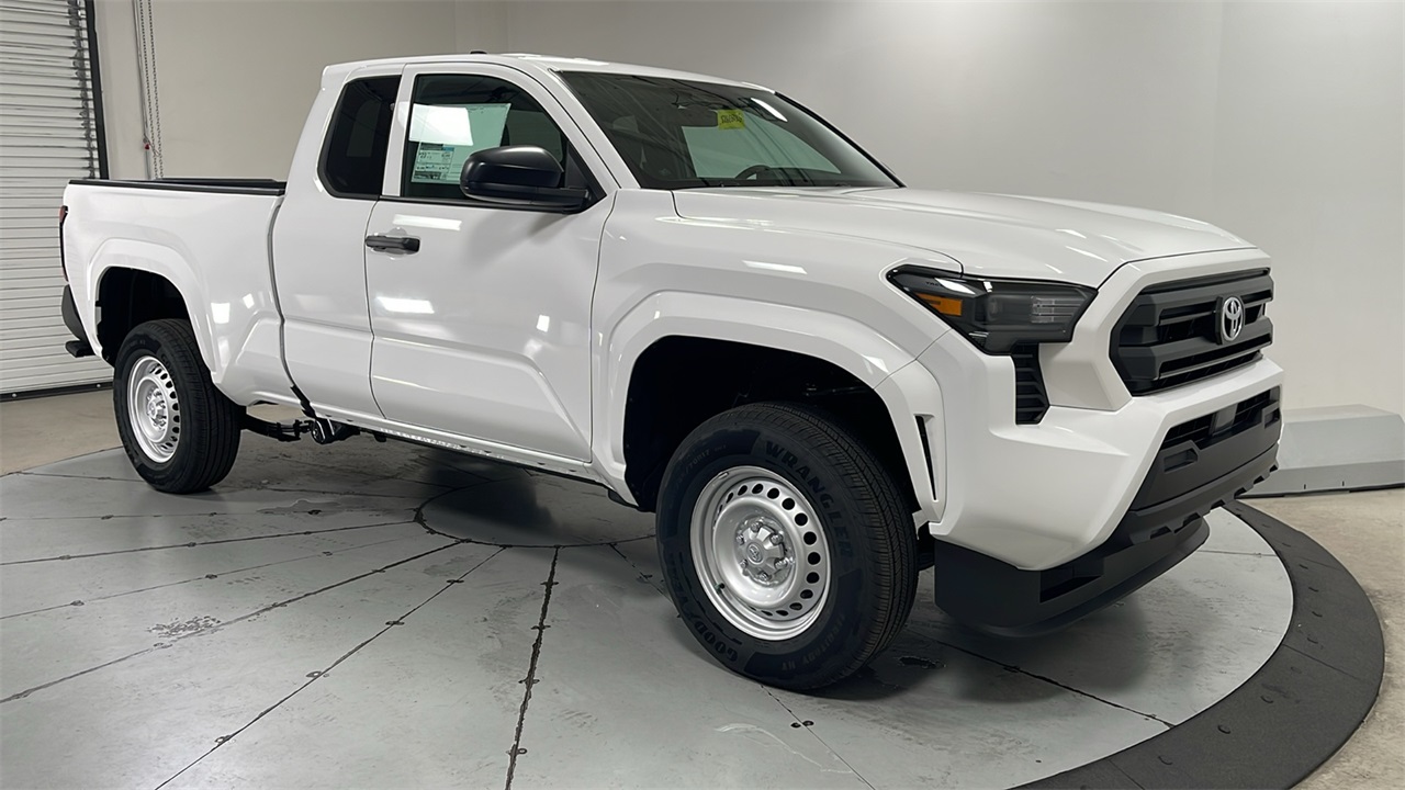 2025 Toyota Tacoma SR XtraCab photo 3