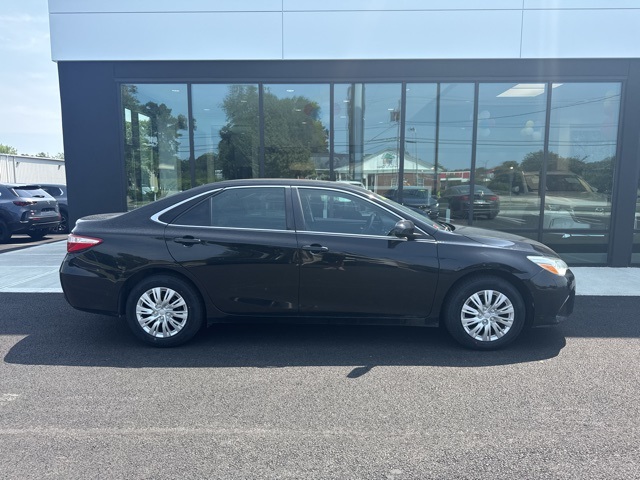2016 Toyota Camry XLE photo 2