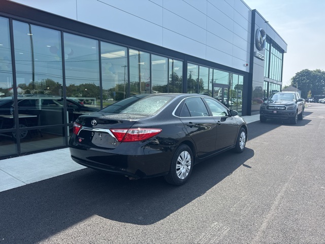 2016 Toyota Camry XLE photo 3