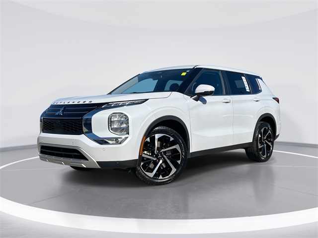 2023 Mitsubishi Outlander SE's photo