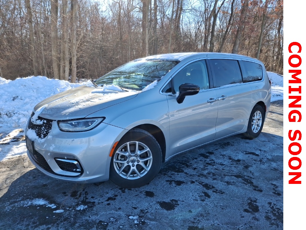 2024 Chrysler Pacifica Touring L's photo