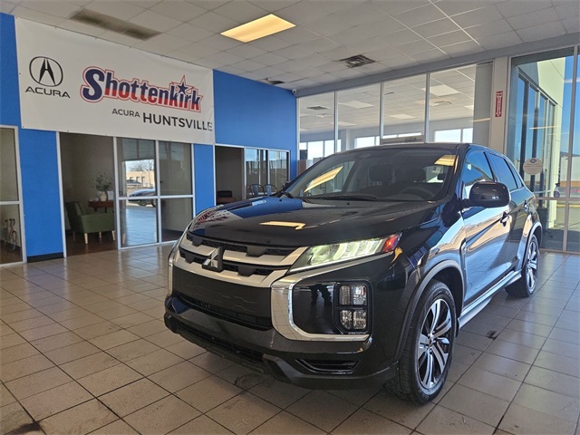 2024 Mitsubishi Outlander ES's photo