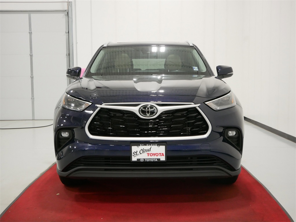 Used 2022 Toyota Highlander XLE with VIN 5TDGZRBH7NS569394 for sale in Waite Park, Minnesota
