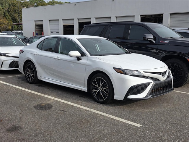 2024 Toyota Camry SE's photo