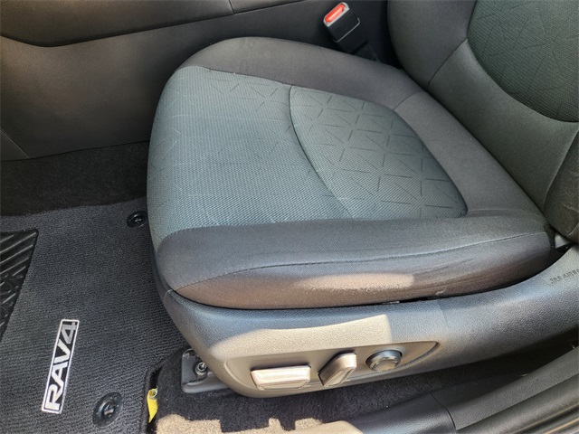 2024 Toyota RAV4 XLE photo 17