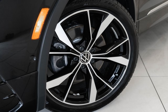 2024 Volkswagen Tiguan SEL R-Line photo 2