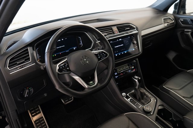 2024 Volkswagen Tiguan SEL R-Line photo 3
