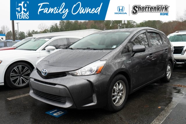 2016 Toyota Prius v Five's photo