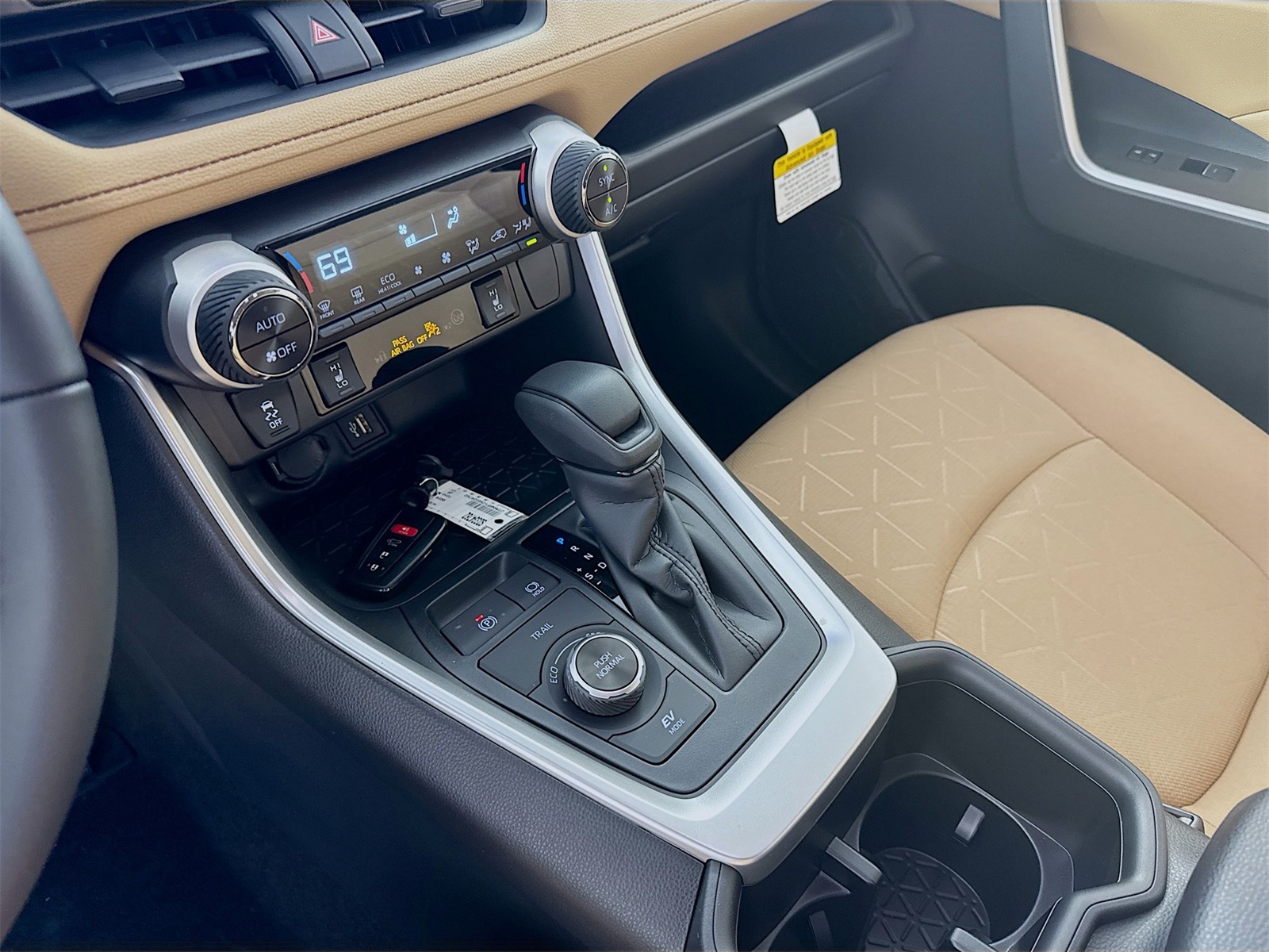 2025 Toyota RAV4 Hybrid XLE photo 10