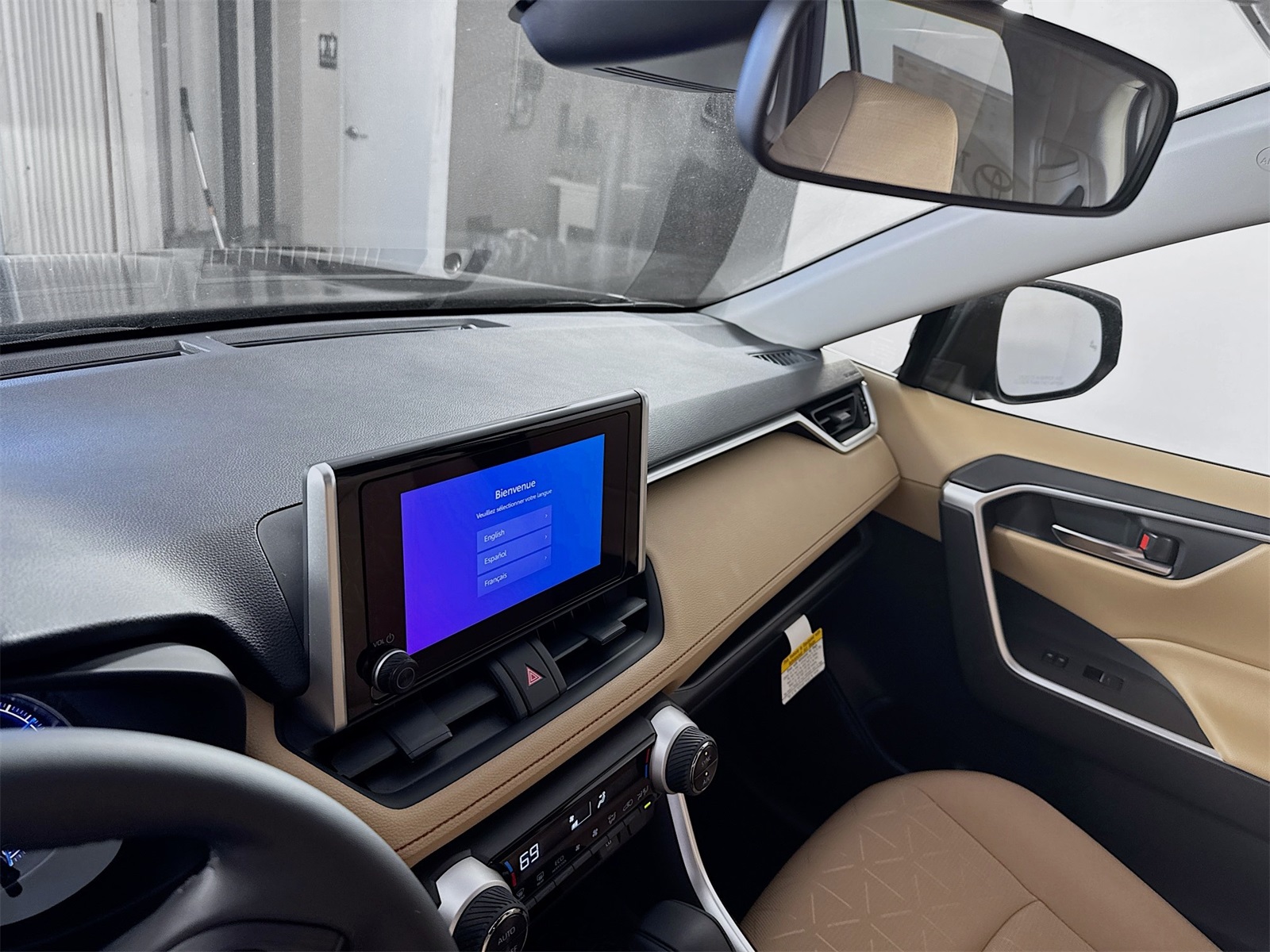 2025 Toyota RAV4 Hybrid XLE photo 6