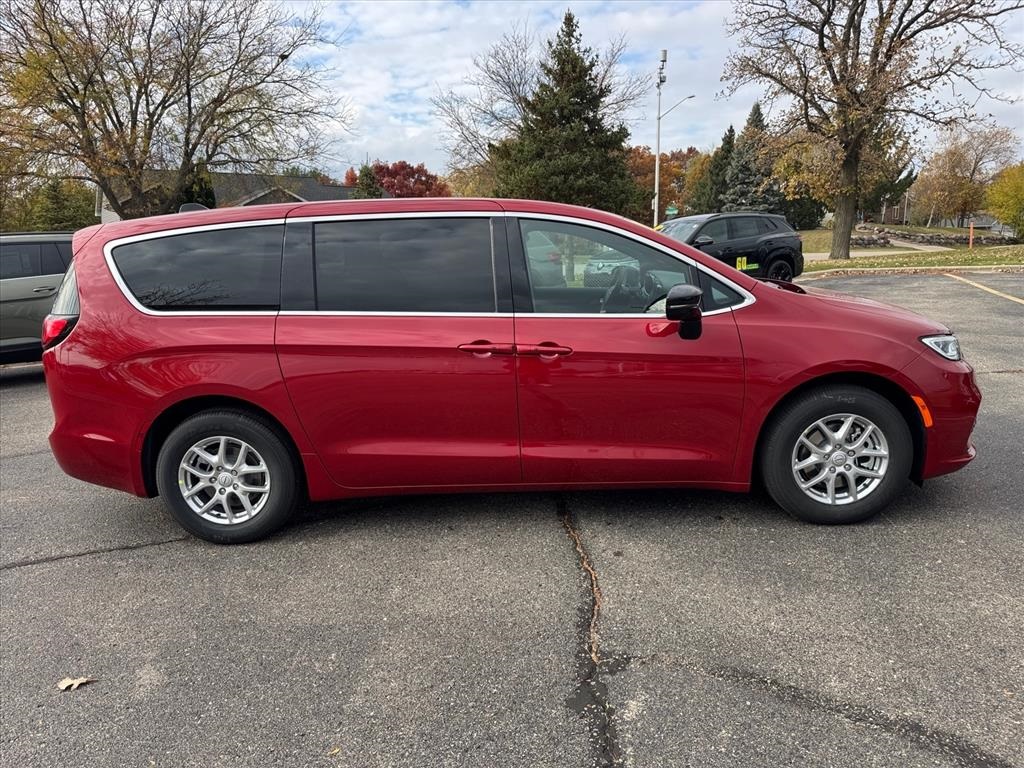 2026 Chrysler Pacifica photo 2