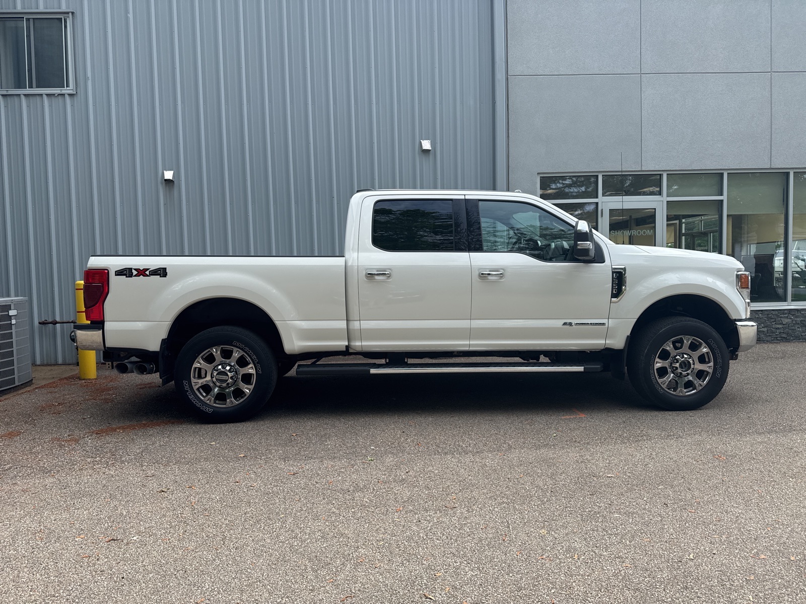 2020 White Ford Super Duty F-350 SRW Lariat 4X4 Truck