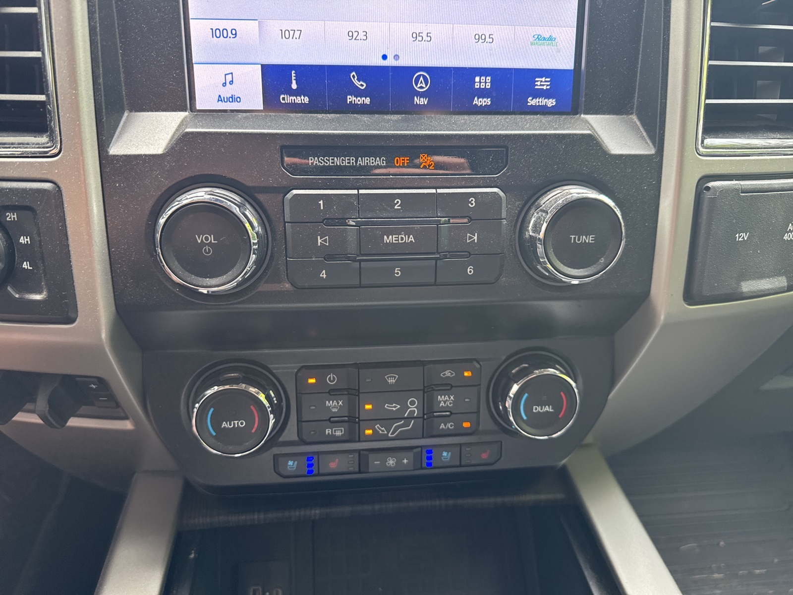 2020 White Ford Super Duty F-350 SRW Lariat 4X4 Truck