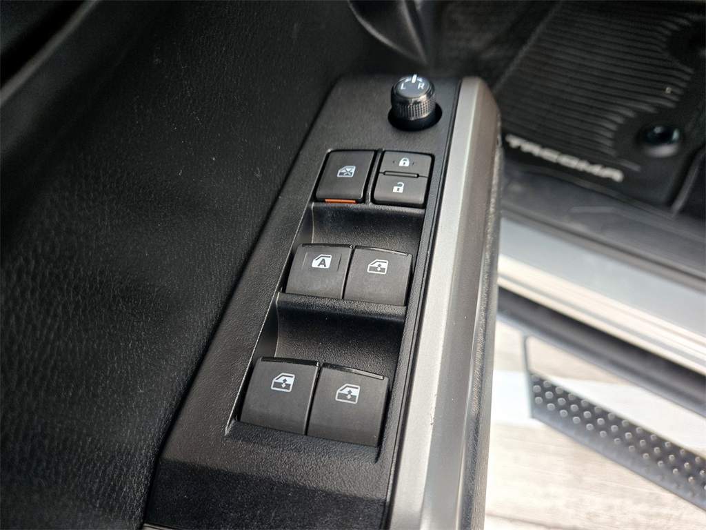 2021 Toyota Tacoma SR5 photo 30