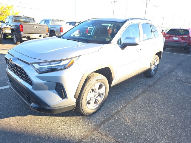 2025 Toyota RAV4 XLE photo 3