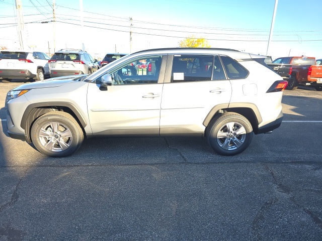 2025 Toyota RAV4 XLE photo 4