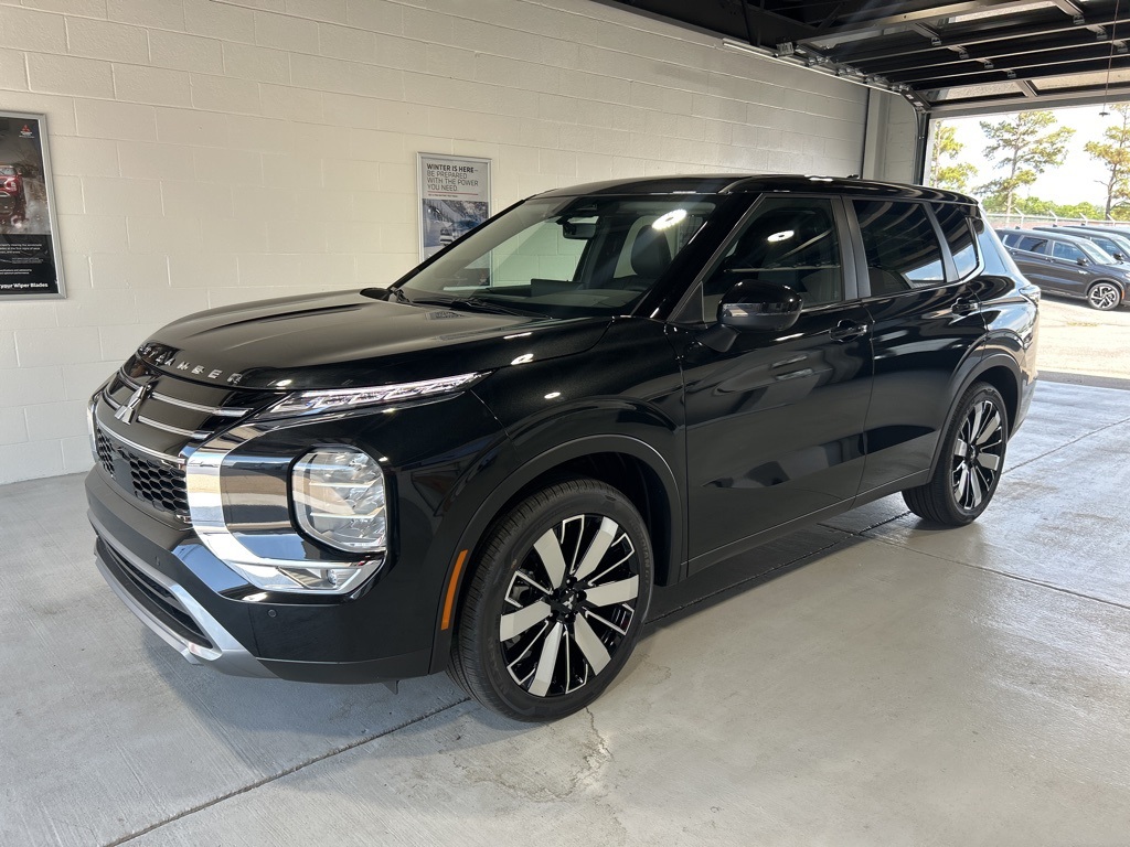 2025 Mitsubishi Outlander SE's photo